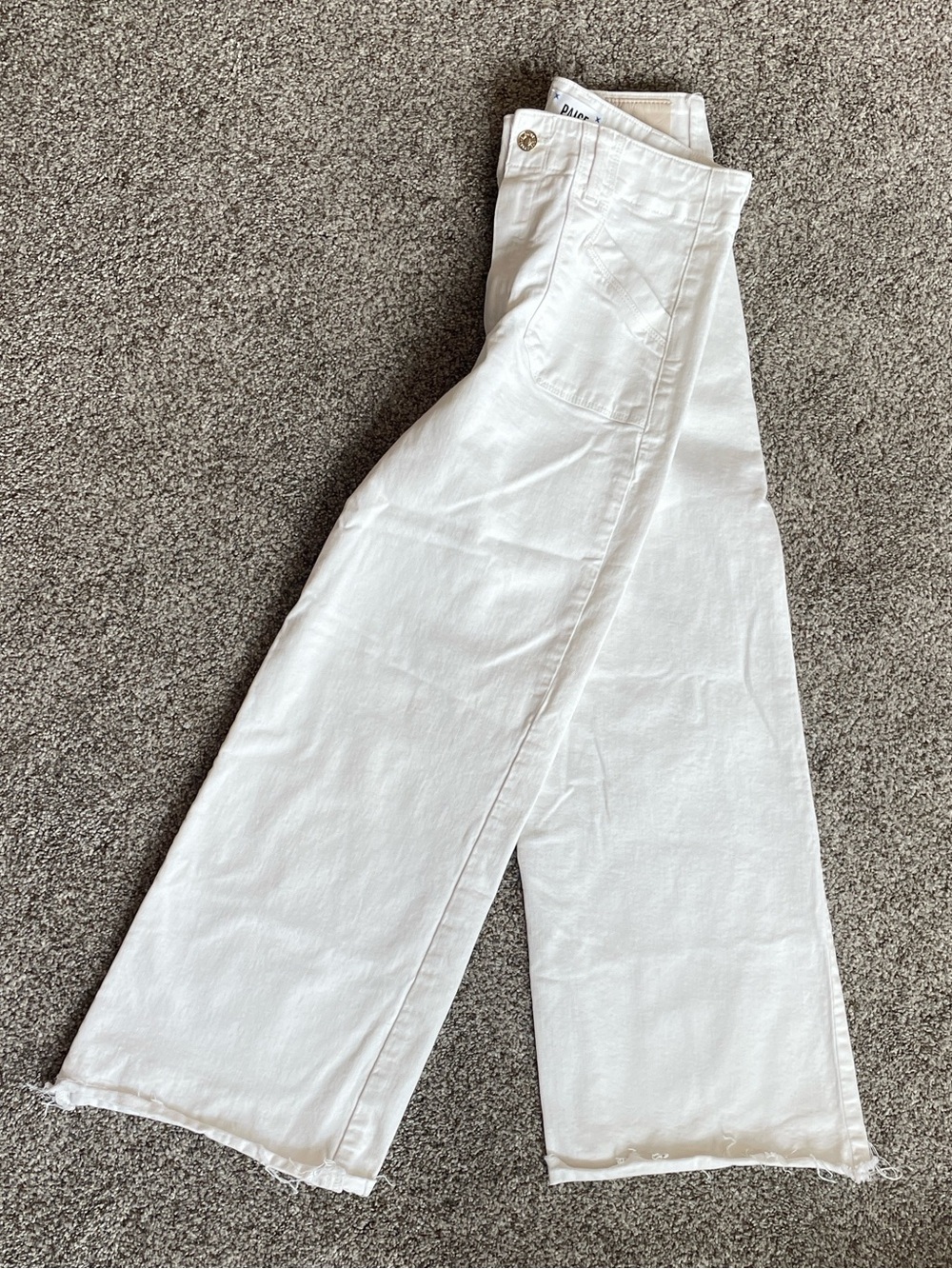 PAIGE White mid straight ANESSA ankle jeans. Raw hem, wide, straight leg size 28